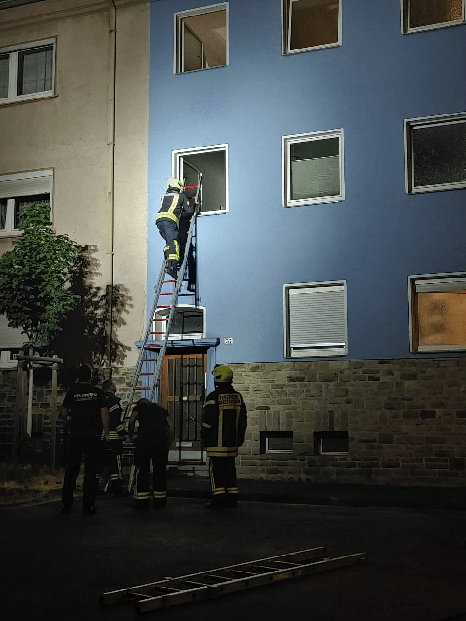 Der freundliche Weckdienst kommt mit Leiterwagen und in&nbsp;Uniform