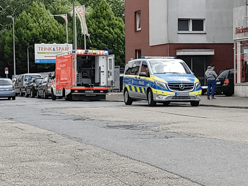 Polizei und Rettungswagen in der&nbsp;Wilhelminenstr.