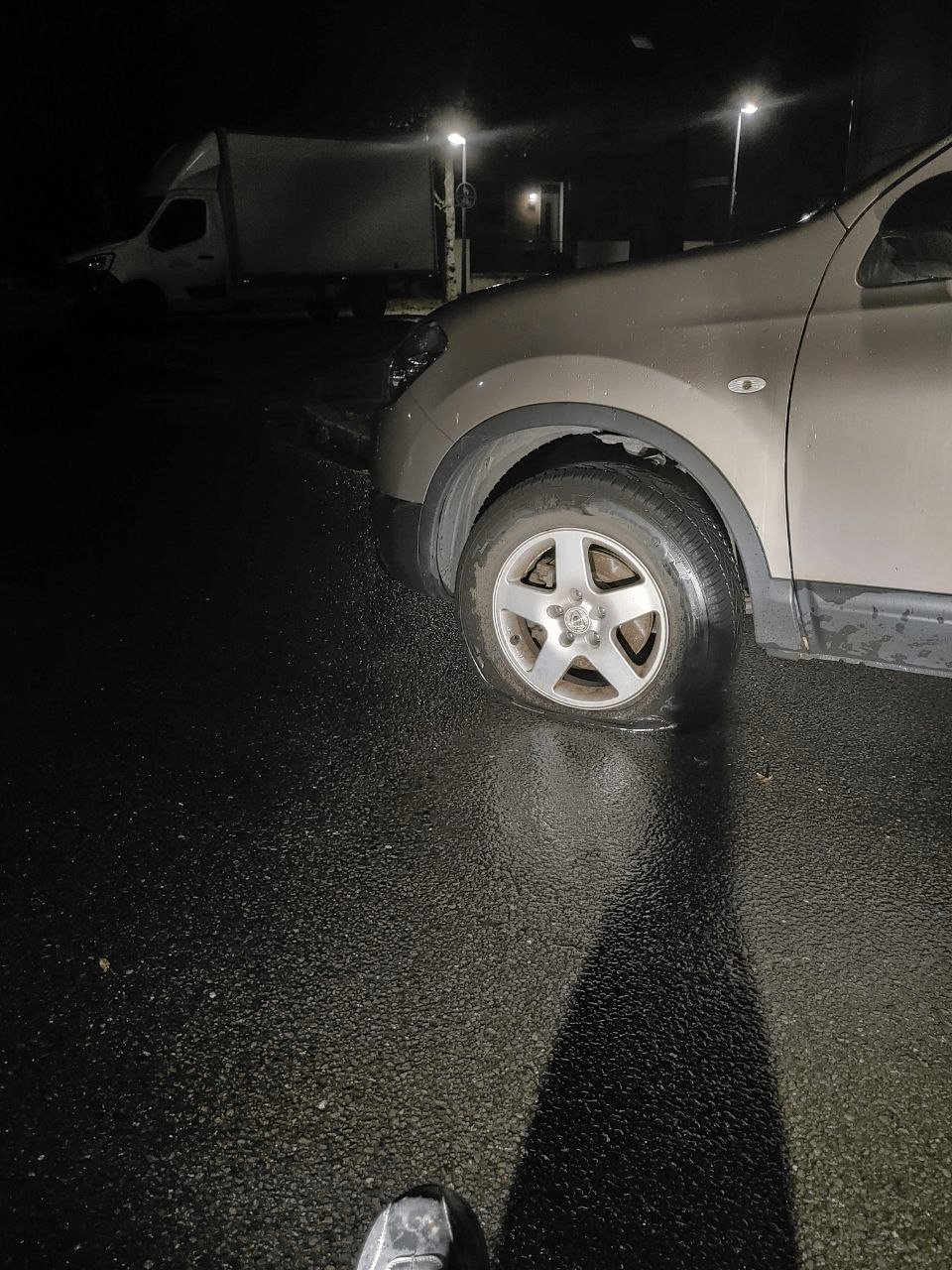 Ein platter Reifen der Fragen&nbsp;aufwirft.