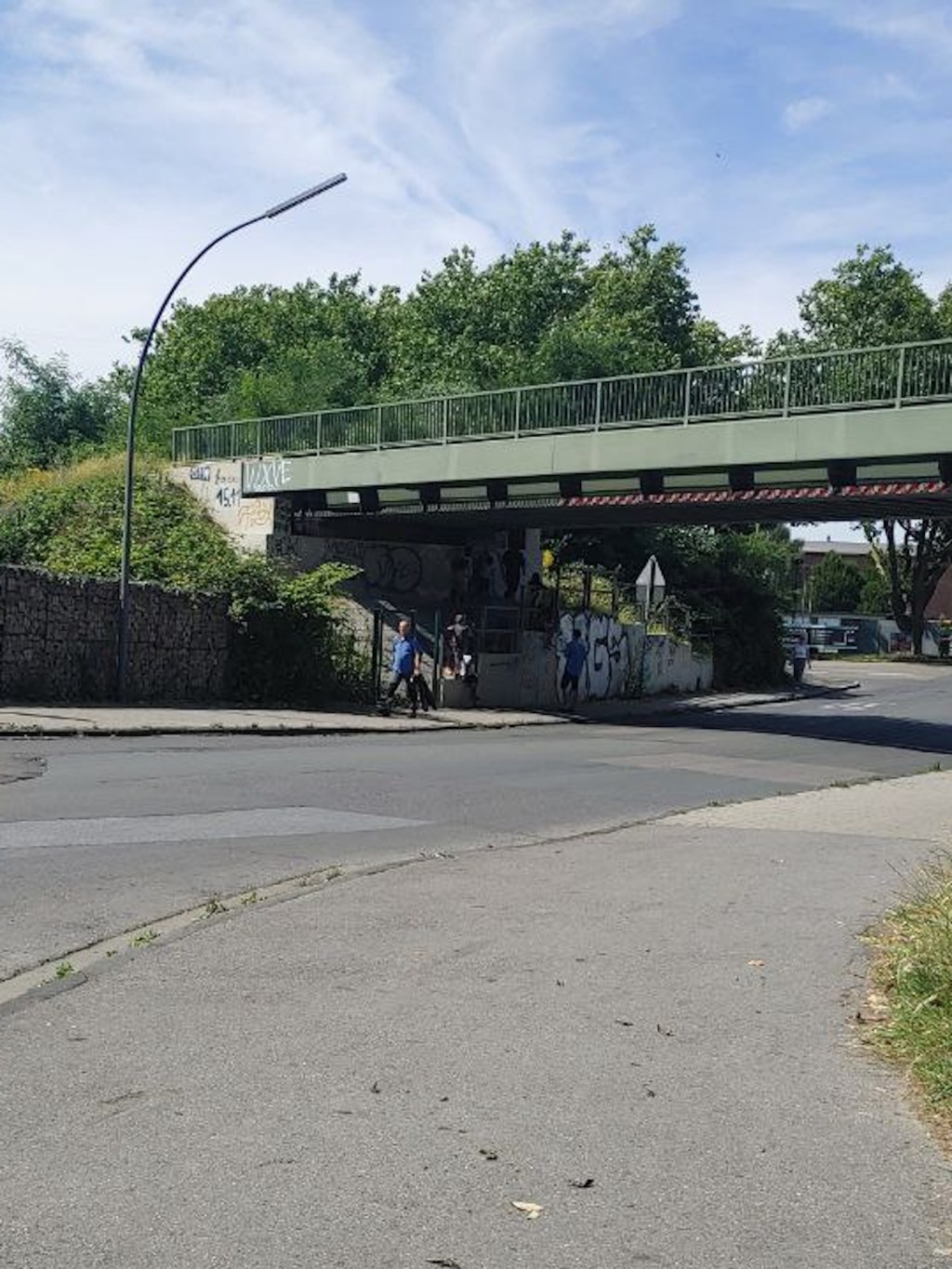 12 Kinder plus 1 Erwachsener an der&nbsp;Bahnanlage